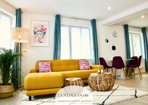 La Loge En Or Parking Public Triplex Proche Centre Et Autoroute — hotel in Lens