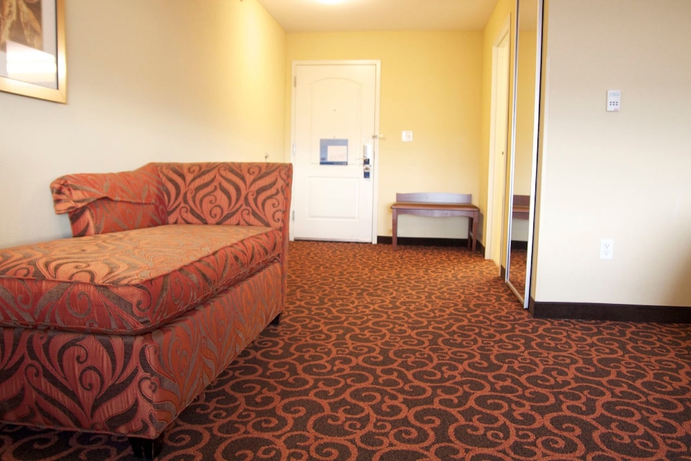 Hampton Inn & Suites Watertown - photo 25