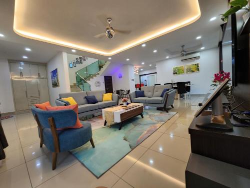 Desaru Brown House Pool Mahjong Table Tennis KTV BBQ Disney Netflix Home Theatre — 4-Star Luxury Hotel in Kota Tinggi, Malaysia