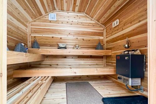 Bear Pause Retreat & The Stone House — 4-Star Luxury Hotel in Lac Du Flambeau, United States