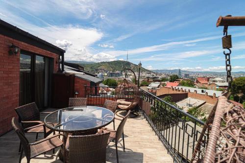 3BR apt w huge terrace & magnificent views
