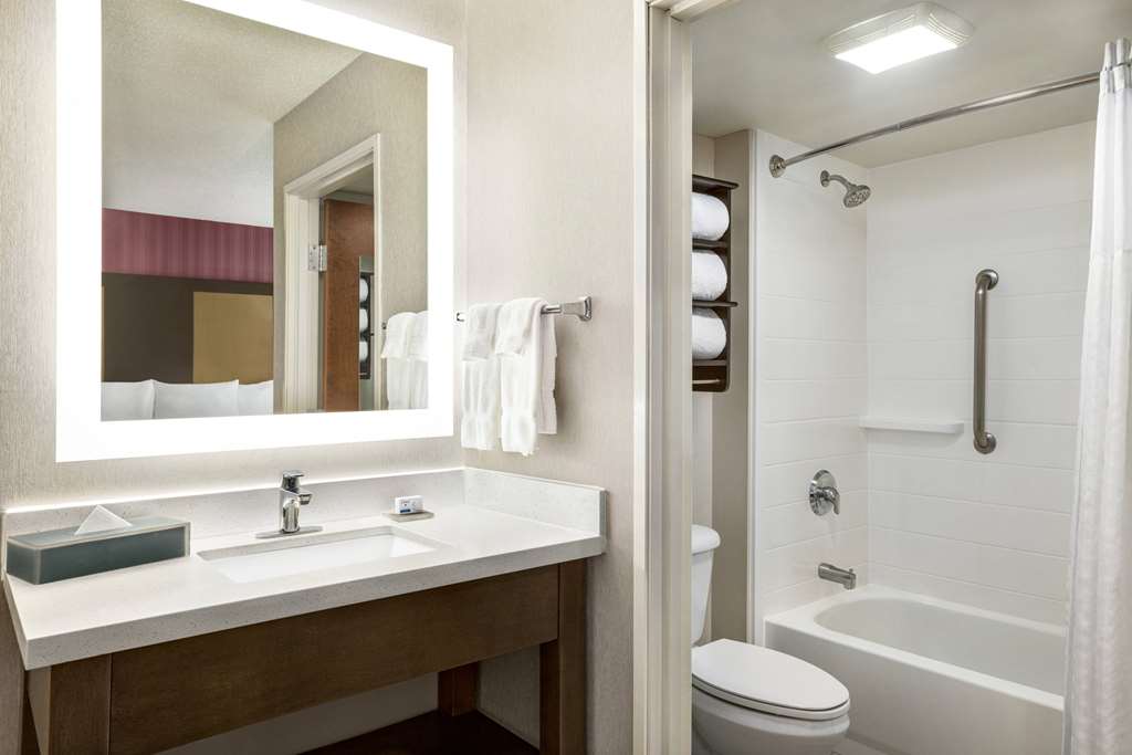 La Quinta Inn & Suites by Wyndham Newark Elkton - photo 22