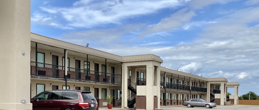 Hotel 81 El Reno - photo 26