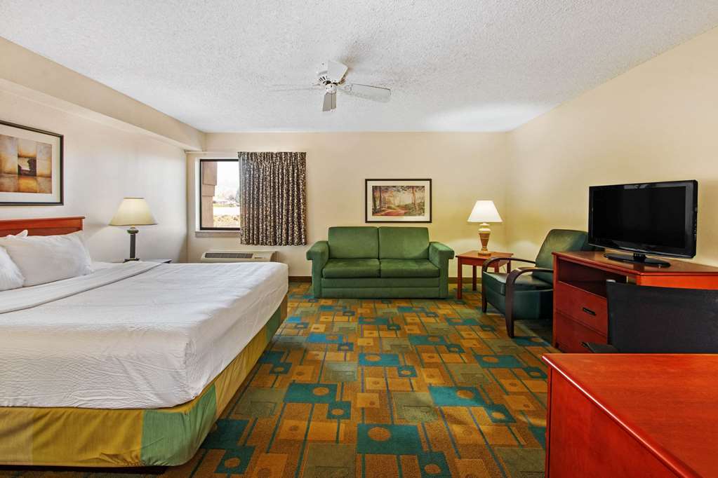 La Quinta Inn & Suites by Wyndham Albuquerque Journal Ctr NW - photo 26
