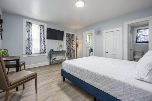 Bright Studio Minutes to Beaches in Pensacola, United States