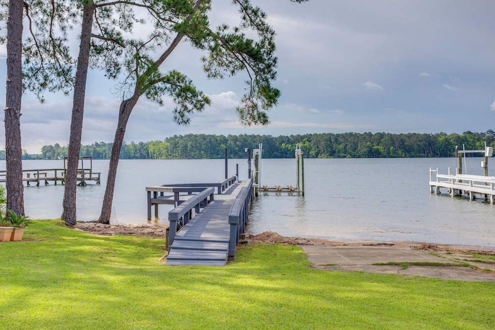Deck & Views: Lake Murray Escape in Chapin in Chapin, United States