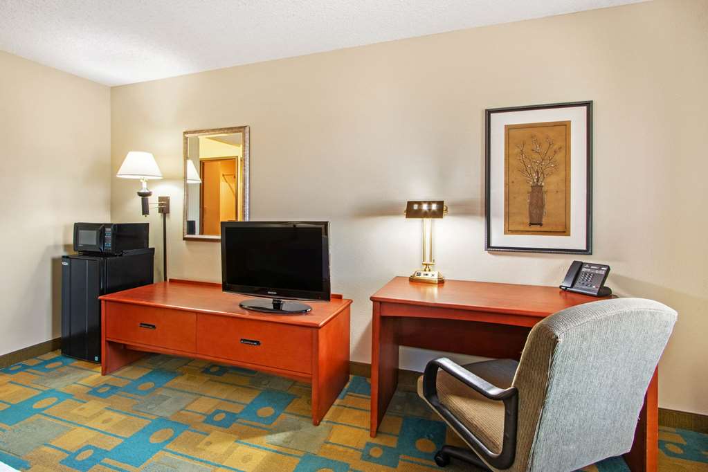 La Quinta Inn & Suites by Wyndham Albuquerque Journal Ctr NW - photo 12