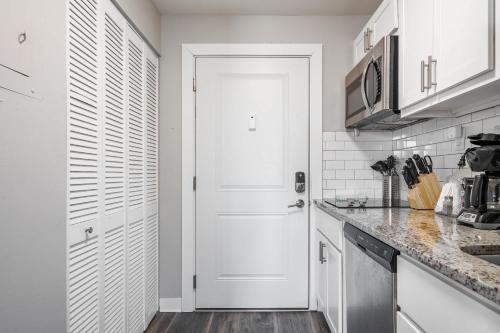 Spacious 2BR Apt on Mass Ave w Kitchen — 4-Star Luxury Hotel in Indianapolis, United States