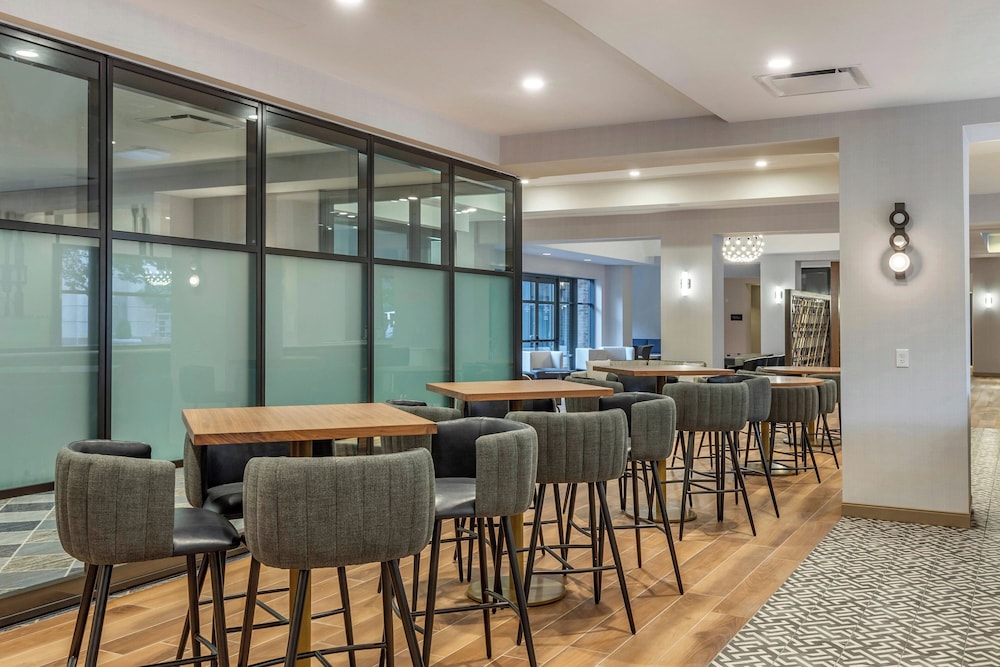 Sheraton Suites Old Town Alexandria - photo 42