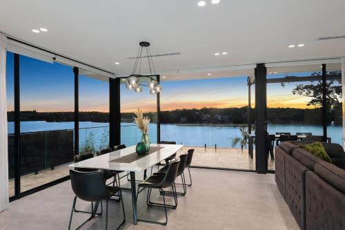 Luxury Waterfront Property With Private Pool — Sylvania