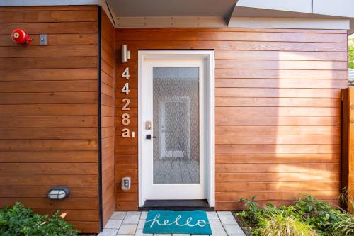 Rooftop Patio with Waterview Private Garden & Grill 3BR 3BA Modern Cityscape - photo 15