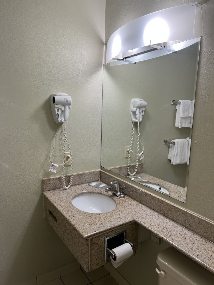 Executive Inn Schenectady - photo 11