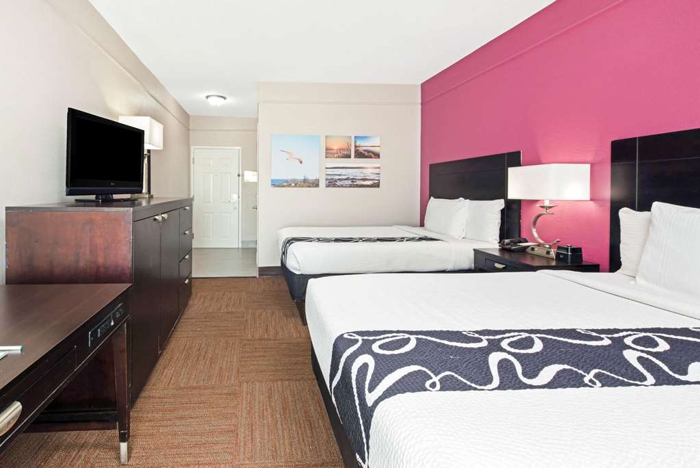 La Quinta Inn & Suites by Wyndham Winnie - photo 12
