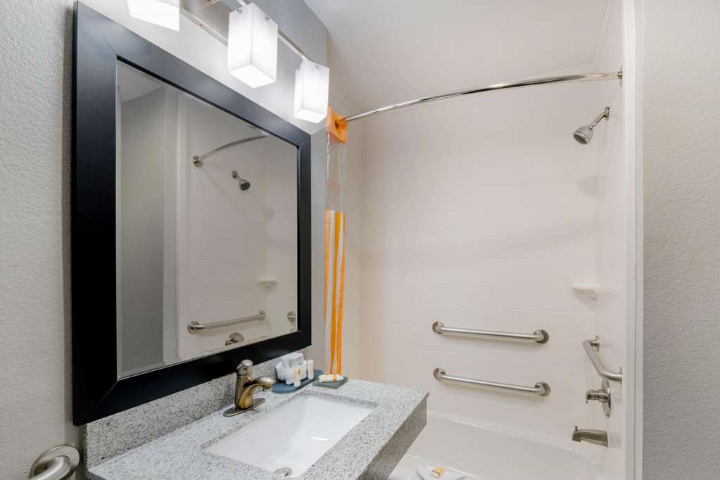 La Quinta Inn & Suites by Wyndham Fort Worth Arlington West - photo 17