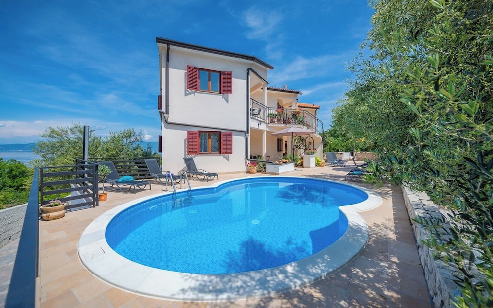 Apartment in Drenje with Sea View & Pool — 4-Star Luxury Hotel in Drenje, Croatia