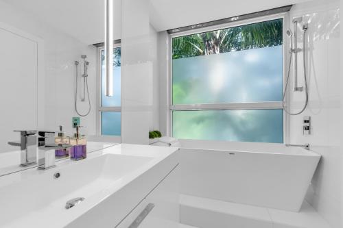 Villa Loggia Oasis Luxurious 6BD 7BA with Resort Style Pool - photo 86