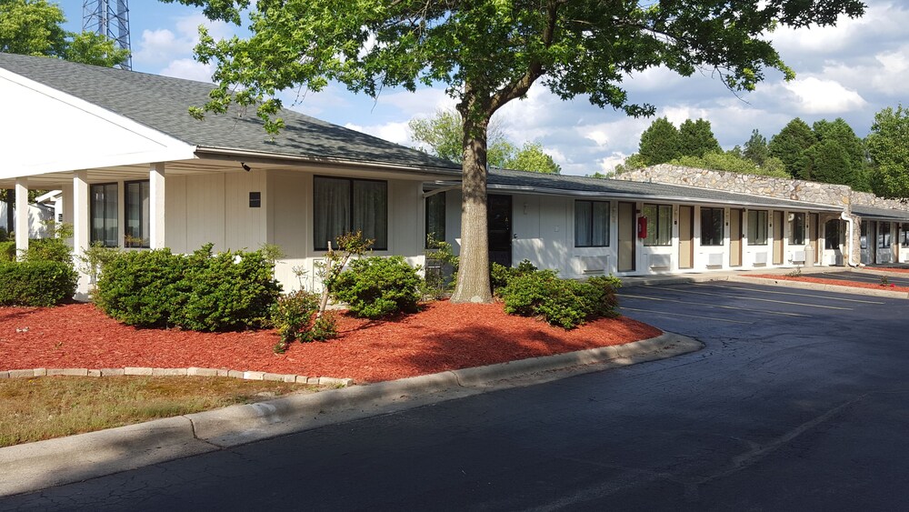 Super 8 by Wyndham Aberdeen Southern Pines - photo 29