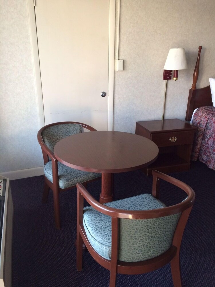 All Day Inn - photo 13