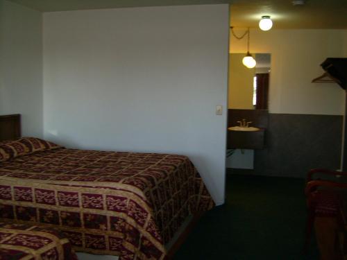 Interstate Inn - photo 17