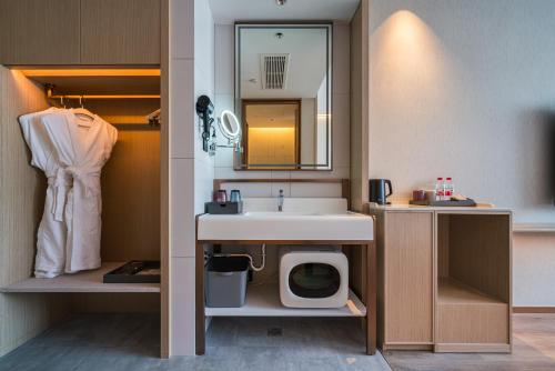 Elong Hotel Jixi Museum in Jixi, People's Republic of China