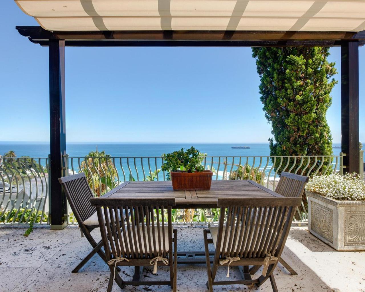 Villa del Mar Luxurious en suite bedroom with lounge and stunning sea view balcony in Bantry Bay — 4-Star Luxury Hotel in Cape Town, South Africa