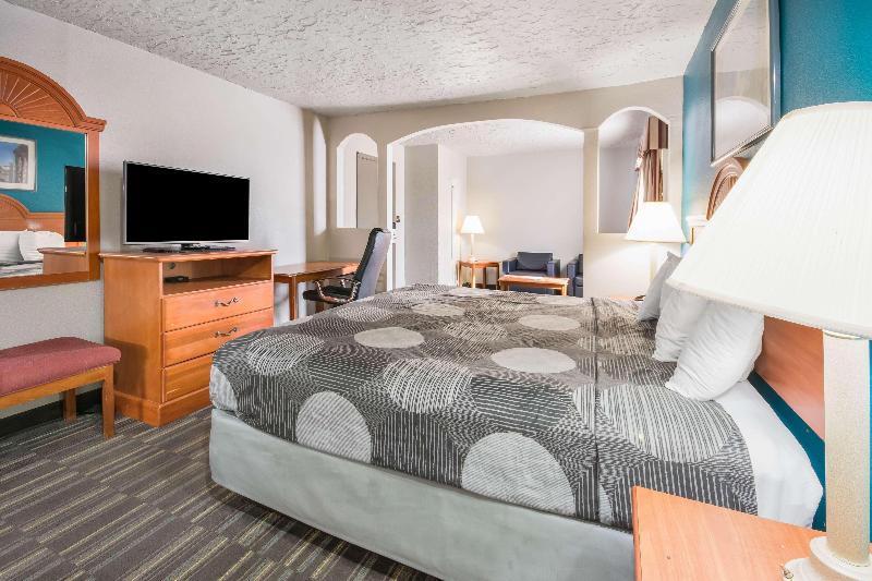 Econo Lodge Inn & Suites Oklahoma City - photo 14