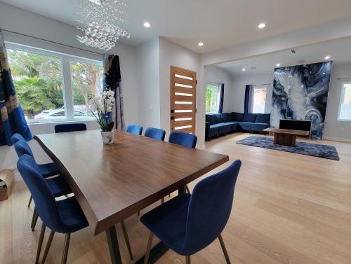 Modern luxury 3 bedroom home next to La Cienega Plaza with parking WiFi TV BBQ 10 minutes to Rodeo Drive — 4-Star Luxury Hotel in Los Angeles, United States