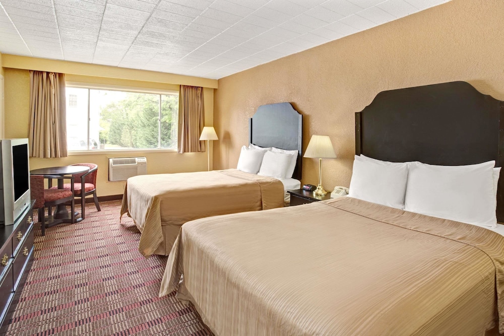 Howard Johnson by Wyndham Pikesville - photo 4