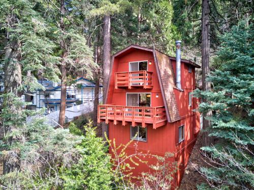 Pet & Kid Friendly Cozy Cabin BBQ Firepit Outdoor Dining Forest Views — 4-Star Luxury Hotel in Lake Arrowhead, United States