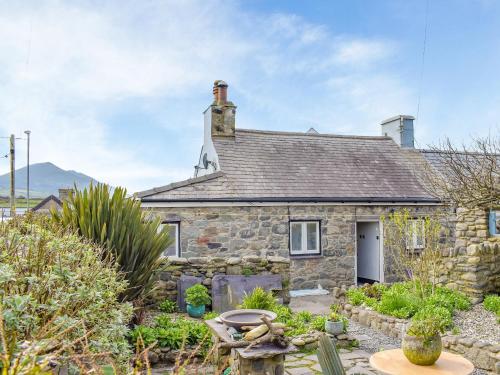 The Yard Beach Cottage Uk43653 — 4-Star Luxury Hotel in Caernarfon, United Kingdom