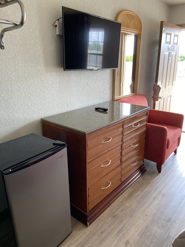 Colonial Inn Oklahoma - photo 4