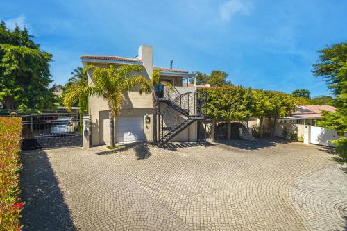 Irene Avenue Apartment with sea views — 4-Star Luxury Hotel in Cape Town, South Africa