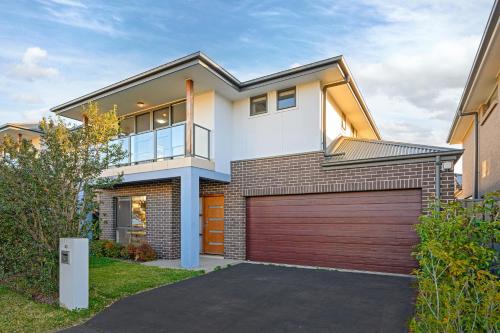 The Pond sweet 4 br home by Coles with garage&WiFi — 4-Star Luxury Hotel in Schofields, Australia
