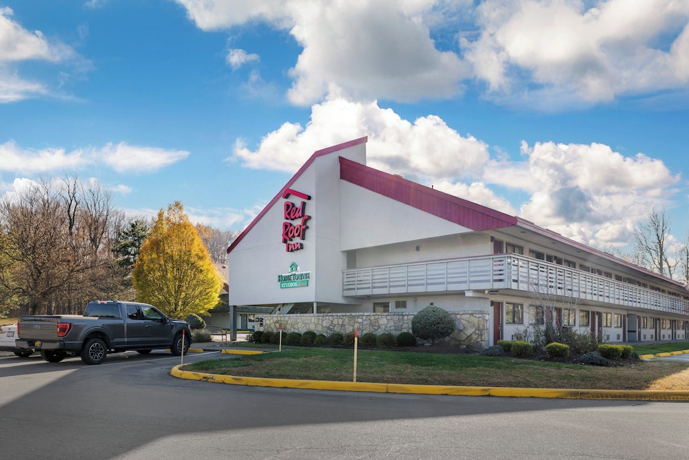 Red Roof Inn Buffalo Niagara Airport pet-friendly hotel Bowmansville