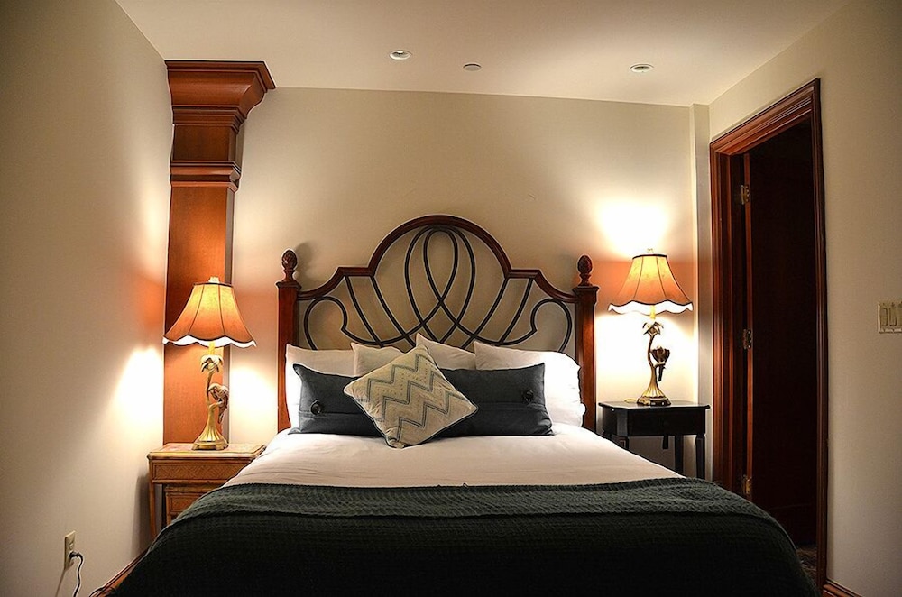 The Flanders Hotel - photo 16