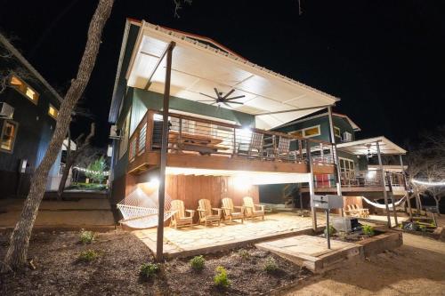 New Modern Lux Cabin Hot Tub FirePit Games — 4-Star Luxury Hotel in Runaway Bay, United States