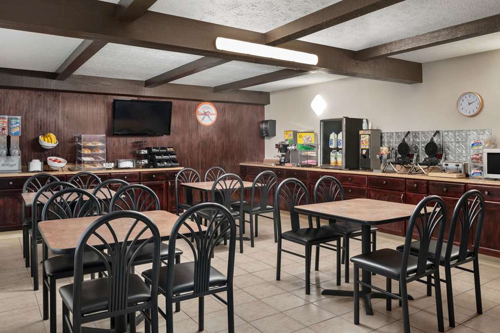 Howard Johnson by Wyndham Appleton - photo 10