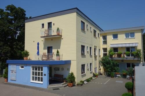 Hotel am Schwimmbad — hotel in Hattersheim