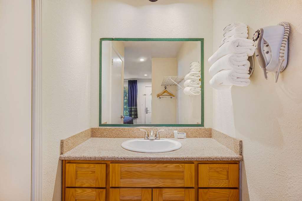 Super 8 by Wyndham Auburn - photo 33