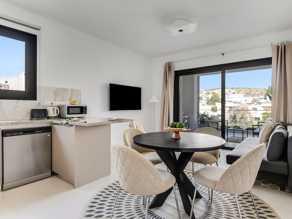 Sanders Triple Nice 1 bdr Apt With Balcony