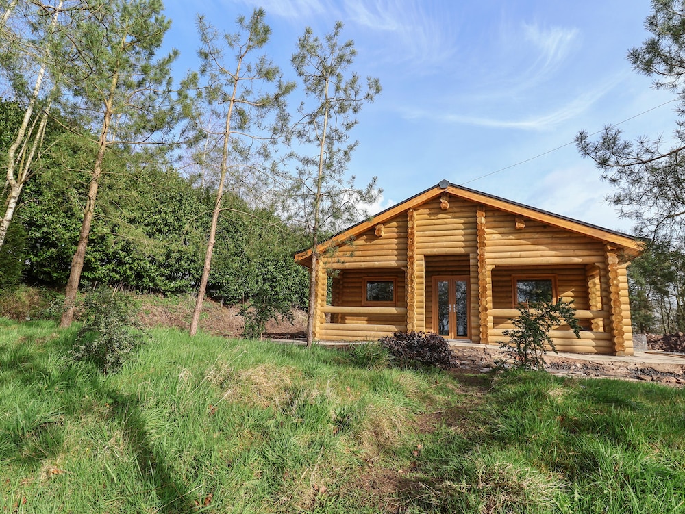 Redwood Lodge — 4-Star Luxury Hotel in Ellesmere, United Kingdom