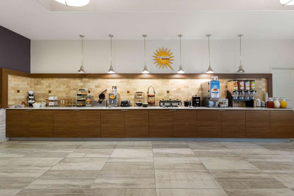 La Quinta Inn & Suites by Wyndham Alvin - photo 42