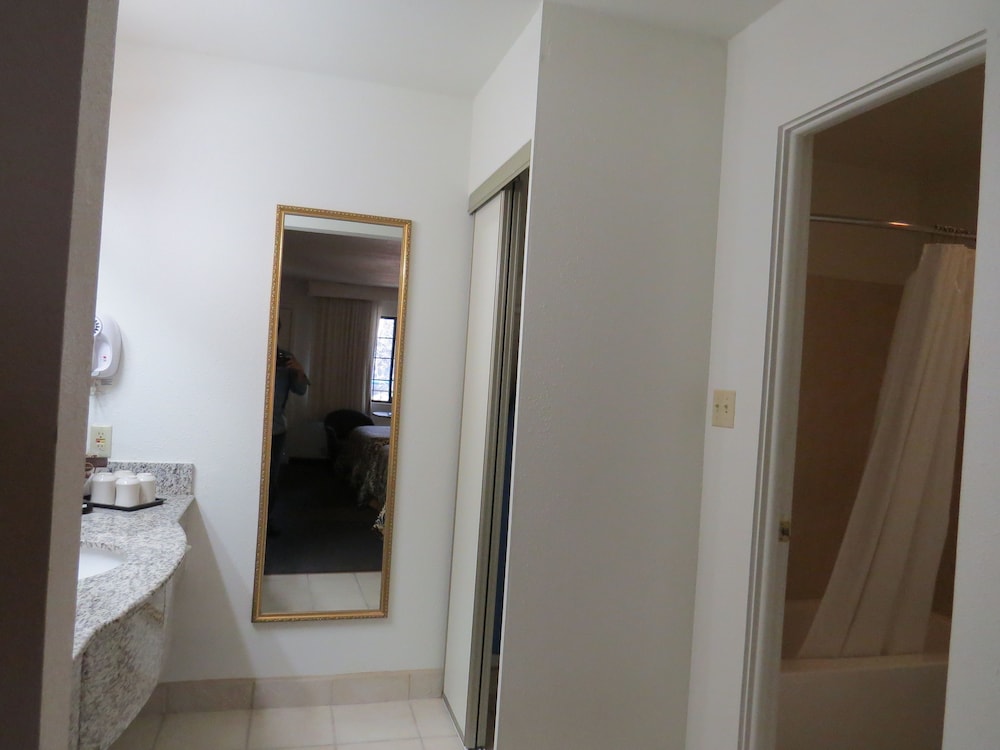 Days Inn by Wyndham Grand Junction - photo 20