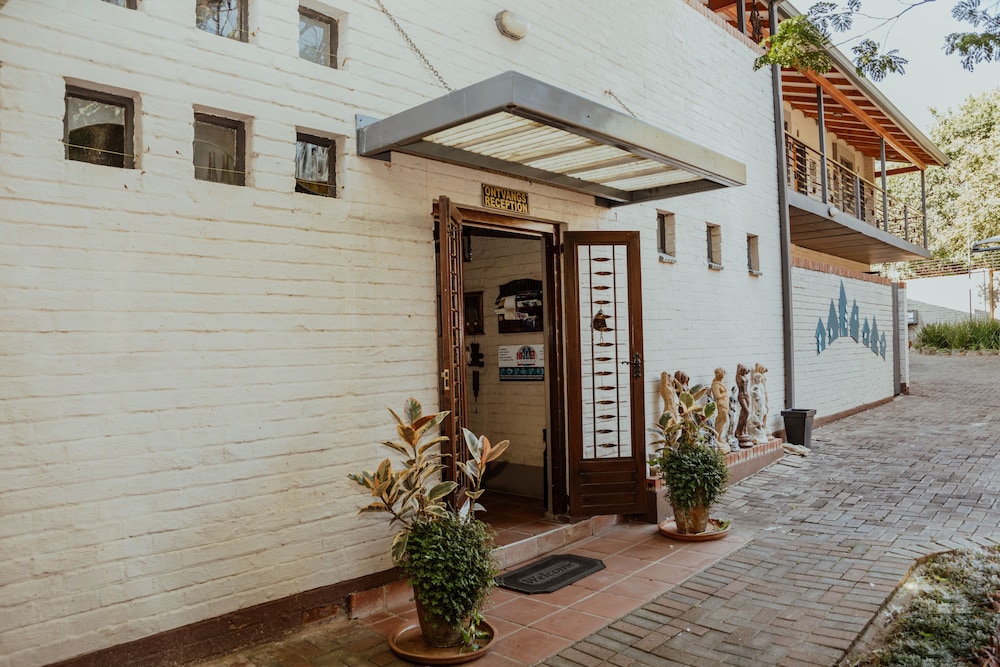 Ons Dorpshuis Guest House — 4-Star Luxury Hotel in Rustenburg, South Africa