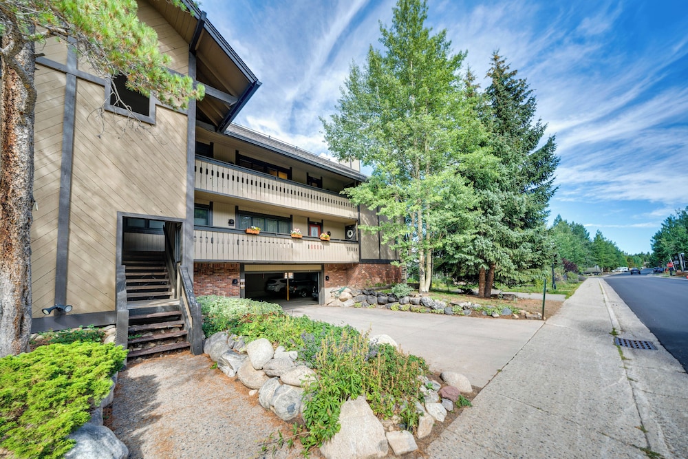 Near Hiking: Renovated Breck Condo w Tennis Court — 4-Star Luxury Hotel in Breckenridge, United States