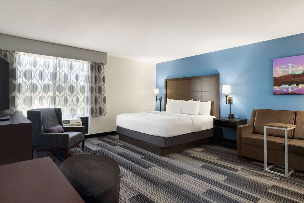 La Quinta Inn & Suites by Wyndham Springfield Airport Plaza - photo 33