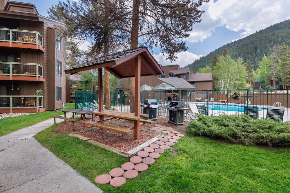 Wild Irishman 2 bed 2 bath Sleeps 9 WIBH - photo 40