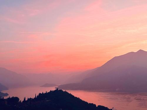 Le Palm House has two bedrooms with the breathtaking view over lake Como — 4-Star Luxury Hotel in Perledo, Italy