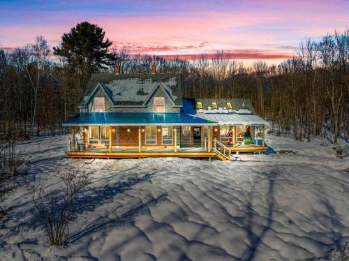 New Sunday River Ski Retreat with Hot Tub Spa FirePit Sleeps 16 — 4-Star Luxury Hotel in Greenwood, United States