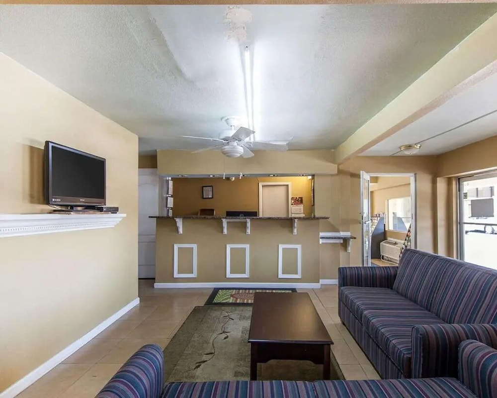 Days Inn by Wyndham Calhoun GA I 75 and US 41 — Calhoun — photo 2